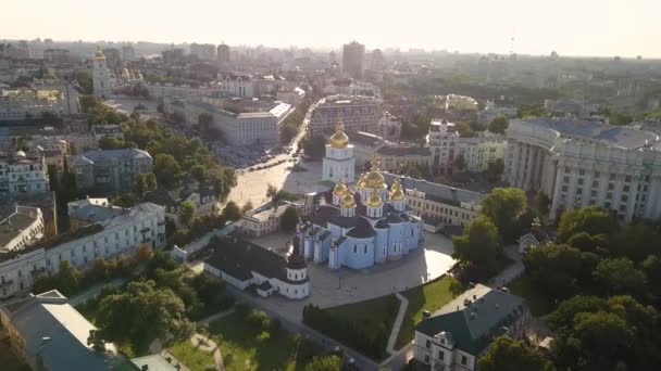 Vista Aérea Catedral San Miguel Cúpula Oro Centro Kiev Monasterio — Vídeo de stock