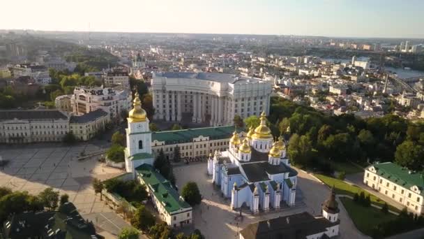 聖マイケル黄金ドーム大聖堂キエフ中心部の空撮 それはウクライナの首都キエフで機能している修道院です — ストック動画
