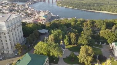 Saint Michael altın kubbeli katedralde Kiev merkezi hava görünümüne. Kiev, Ukrayna'nın başkenti işleyen bir manastırda olduğunu