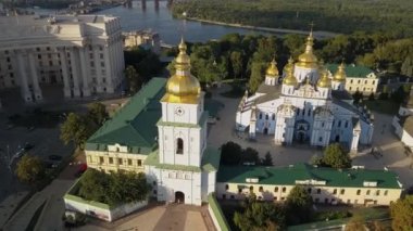 Saint Michael altın kubbeli katedralde Kiev merkezi hava görünümüne. Kiev, Ukrayna'nın başkenti işleyen bir manastırda olduğunu