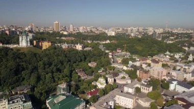 Kiev - Ukrayna'nın başkentinde St Andrew's Kilisesi ve Andriyivskyy iniş için havadan görünümü ünlü turistik yerleri