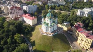 Kiev - Ukrayna'nın başkentinde St Andrew's Kilisesi ve Andriyivskyy iniş için havadan görünümü ünlü turistik yerleri