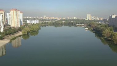 Havadan görünümü yeni konut alanına göre Kiev şehir gölde görkemli büyük binalar için. Ukrayna