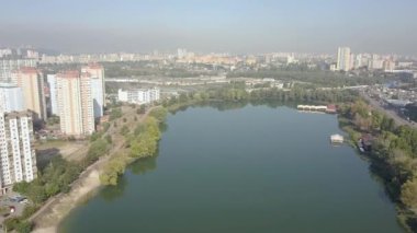 Havadan görünümü yeni konut alanına göre Kiev şehir gölde görkemli büyük binalar için. Ukrayna
