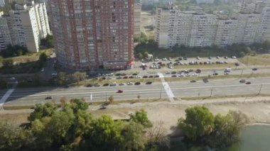 Kiev şehir yeni yerleşim bölgesinde görkemli büyük binalar için havadan görünümü frome dron. Ukrayna