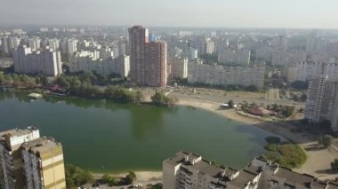 Havadan görünümü yeni konut alanına göre Kiev şehir gölde görkemli büyük binalar için. Ukrayna