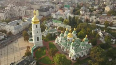 Drone - ünlü Ortodoks St. Sophia Katedrali, Kiev sabahın erken saatlerinde güneşli yaz gününde hava görünümüne Ukraynaca sermaye, Ukrayna ortasına manzaralı daha yüksek oluyor