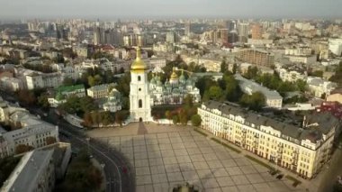 Hızlı görüntüleri - ünlü Ortodoks St. Sophia Katedrali, Kiev, Ukrayna sabahın erken saatlerinde güneşli yaz gün için havadan görünümü