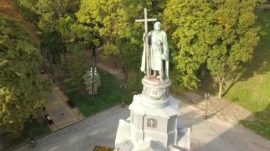 St. Volodymyr şehir park Volodymyrska Girka, Kiev Rus baptist heykeli için havadan görünümü Ukrayna Kiev şehir bir sembolüdür
