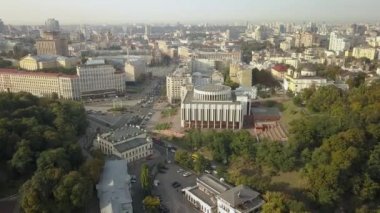 Yolda - Filarmoni, Khreshchatyk'a Caddesi ve Avrupa Meydanı Kiev, Ukrayna Kiev merkezi araçları ile sabah için havadan görünümü