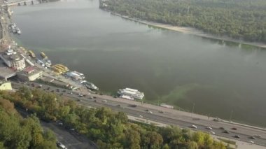 Otomobil trafik havadan görünümü Podil bölgesindeki - Poshtova kare, Sagaidachny street, Kiev, Ukrayna
