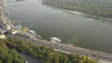 Hızlı hareketli görüntüleri - Podil bölgesindeki otomobil trafik, hava görünümünü - Poshtova kare, Sagaidachny street, Kiev, Ukrayna