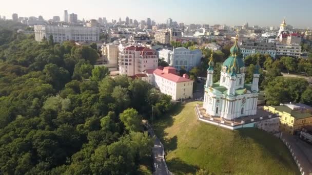 Kiev Ukrayna Nın Başkentinde Andrew Kilisesi Andriyivskyy Iniş Için Havadan — Stok video