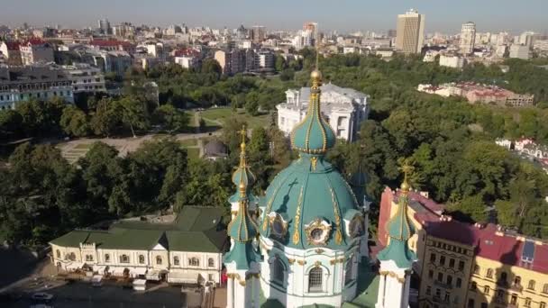 キエフ ウクライナの首都のセント アンドリュース教会と Andriyivskyy 降下に空撮で有名な観光場所します — ストック動画