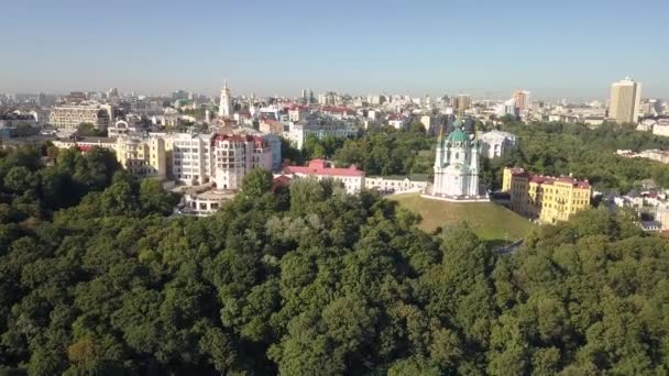 基辅著名旅游胜地 鸟瞰圣安德鲁教堂和乌克兰首都的 Andriyivskyy — 图库视频影像