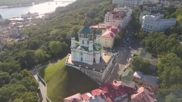 基辅著名旅游胜地 鸟瞰圣安德鲁教堂和乌克兰首都的 Andriyivskyy — 图库视频影像