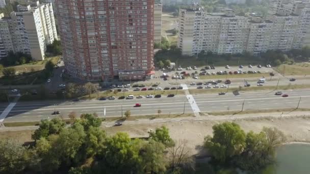 キエフ市の新しい住宅地の壮大な大きな建物の空撮フローム ドローン ウクライナ — ストック動画