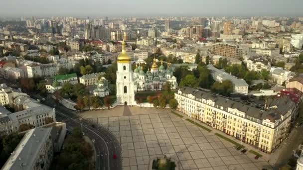 空中ドローン ビュー ウクライナ キエフの早朝で日当たりの良い夏の日で有名な正統派の聖ソフィア大聖堂にソフィア スクエアで飛び — ストック動画