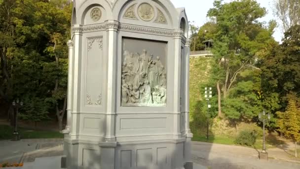 鸟瞰到城市公园圣沃洛季米尔的雕像 Volodymyrska Girka 基辅的浸信会是乌克兰基辅城的象征 — 图库视频影像