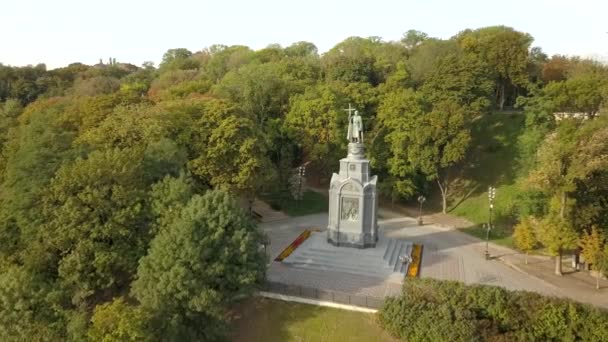 Εναέρια Άποψη Άγαλμα Του Αγίου Μιχαήλ Στο Δημοτικό Πάρκο Volodymyrska — Αρχείο Βίντεο