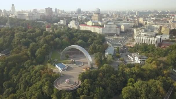 Vista Aérea Centro Kiev Por Mañana Con Coches Carretera Arco — Vídeo de stock