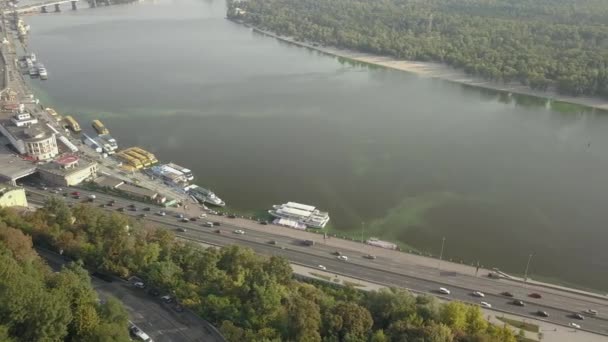 Podil ウクライナ キエフ Sagaidachny 通りと Poshtova 広場の道路の自動車交通の空中写真 — ストック動画