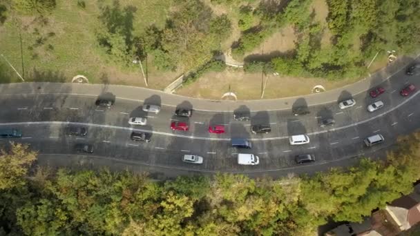 道路輸送の概念の多くの車の自動車交通の空中の平面図です キエフ ウクライナで撮影 — ストック動画