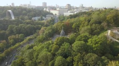 St. Volodymyr şehir park Volodymyrska Girka, Kiev Rus baptist heykeli için havadan görünümü Ukrayna Kiev şehir bir sembolüdür