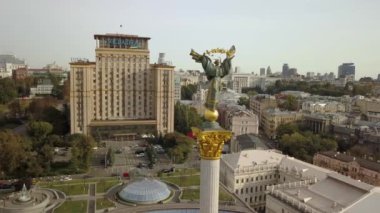 Kiev, Ukrayna - 18 Eylül 2018: hava görünümüne bağımsızlık ve özgürlük heykeli Kiev merkezi City mermer kaide üzerinde. Yukarıdan bağımsızlık Maidan (Maidan Nezalezhnosti) popüler torurist Simgesel Yapı vurdu