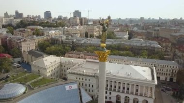Kiev, Ukrayna - 18 Eylül 2018: hava görünümüne bağımsızlık ve özgürlük heykeli Kiev merkezi City mermer kaide üzerinde. Yukarıdan bağımsızlık Maidan (Maidan Nezalezhnosti) popüler torurist Simgesel Yapı vurdu