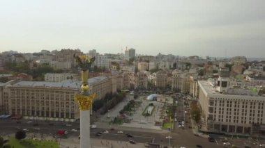 Kiev, Ukrayna - 18 Eylül 2018: hava görünümüne bağımsızlık ve özgürlük heykeli Kiev merkezi City mermer kaide üzerinde. Yukarıdan bağımsızlık Maidan (Maidan Nezalezhnosti) popüler torurist Simgesel Yapı vurdu