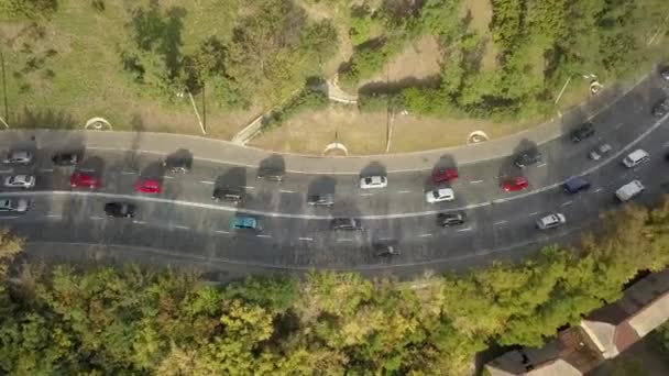 高速映像 道路輸送の概念の多くの車の自動車交通の空中平面図を移動します キエフ ウクライナで撮影 — ストック動画