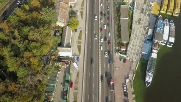 Podil Podil エリア ウクライナ キエフ Sagaidachny 通りと Poshtova 広場の道路の自動車交通の空中写真 — ストック動画