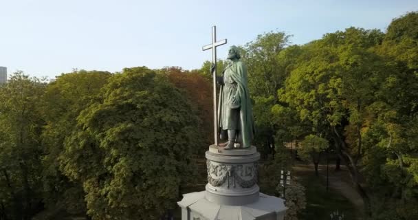 Εναέρια Άποψη Άγαλμα Του Αγίου Μιχαήλ Στο Δημοτικό Πάρκο Volodymyrska — Αρχείο Βίντεο