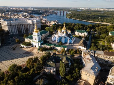 Saint Michael altın kubbeli katedralde Kiev merkezi hava görünümüne. Kiev, Ukrayna'nın başkenti işleyen bir manastırda olduğunu