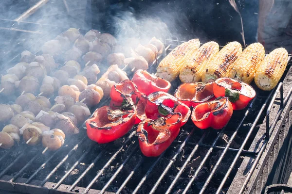 Pimiento Rojo Patatas Maíz Parrilla Humo —  Fotos de Stock