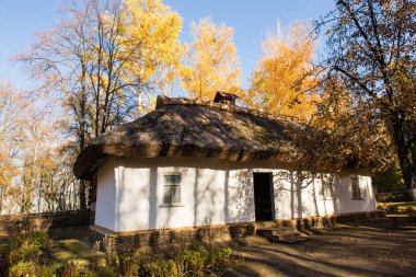 Pereyaslav-Khmelnitsky, Ukrayna - 31 Ekim 2015: Pereyaslav-Khmelnitsky Halk Mimarisi ve Orta Naddnipryanshyna Yaşamı Müzesi, Ukrayna 'da antik bir kilden evin yeniden inşası