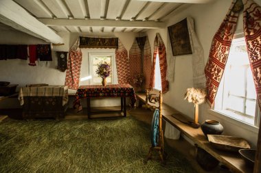 Pereyaslav-Khmelnitsky, Ukrayna - 31 Ekim 2015: Halk mimarisi müzelerindeki eski Ukrayna kulübesinin geleneksel iç mimarisi, Pereyaslav-Khmelnitsky