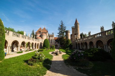 Szekesfehervar, Macaristan - 25 Nisan 2018: Bory Var, zarif kale bir adam Szekesfehervar, Macaristan içinde Jeno Bory tarafından inşa