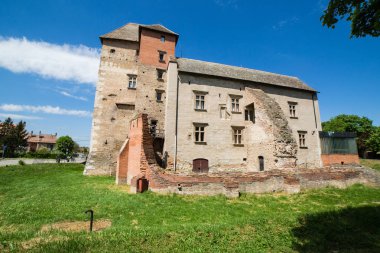 Simontornya Ortaçağ kale city, Macaristan için göster