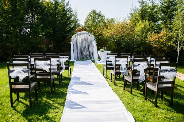 优美的环境为新娘和新郎和客人在等待的户外婚礼仪式的 — 图库照片