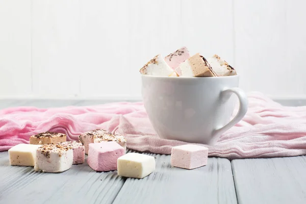 Marshmallow Variado Uma Mesa Cinza Uma Xícara Lenço Rosa — Fotografia de Stock