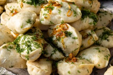 Sokak gıda Festivali'nde kızarmış soğan ile geleneksel Ukrayna köfte