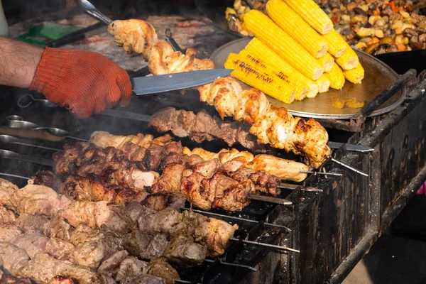 Las Manos Girando Brochetas Con Trozos Jugosa Carne Humeante Fragante —  Fotos de Stock