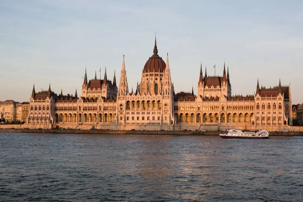 Budapester Parlamentsgebäude Bei Sonnenuntergang Goldene Zeit Mit Blau Und Donau — Stockfoto