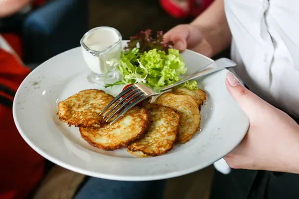 Plato Panqueques Papa Las Manos Camarero — Foto de Stock