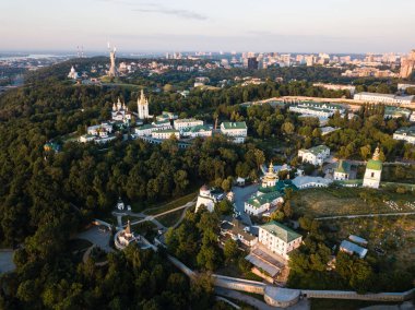 Ünlü Ukraynaca manzara - kiliseleri Kiev Pechersk Lavra hava panoramik manzaralı tepelerde yukarıdan, cityscape Kiev şehrinin güneş doğarken, Ukrayna