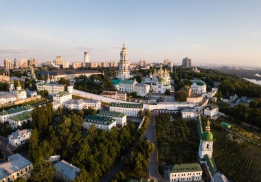 Spectecular hava panoramik Kiev Pechersk Lavra kilise ve manastır tepelerde Dnipro Nehri'nin yukarıdan od. Ünlü Ortodoks manzaraları, Kiev city, Ukrayna