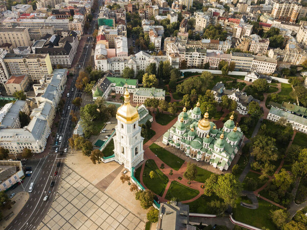 Вид с воздуха на знаменитый Софийский собор в Киеве солнечным утром, Украина
