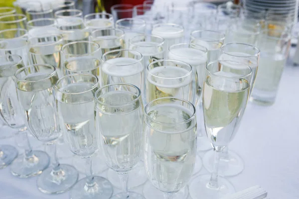 Glasses Champagne Table Covered White Tablecloth — Stock Photo, Image